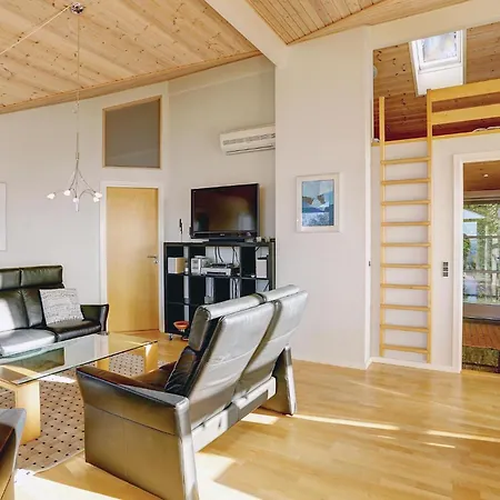 Lovely Home In Ronne With Kitchen レンネ